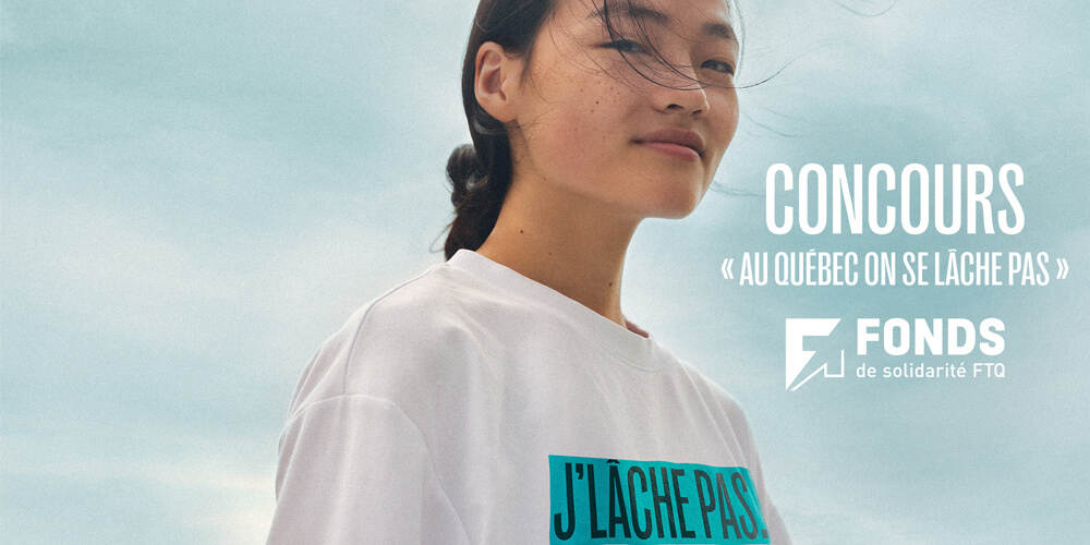 Personne portant un t-shirt blanc avec l’inscription “J'LÂCHE PAS” sur fond de ciel dégagé. À droite de l’image, on peut lire : “CONCOURS « AU QUÉBEC ON SE LÂCHE PAS » FONDS de solidarité FTQ”.