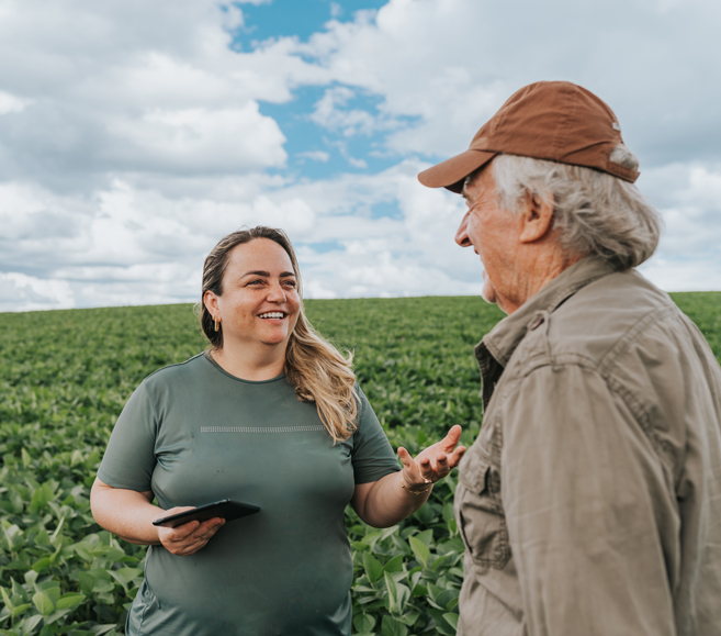 Discussion entre partenaires dans un milieu agricole.
