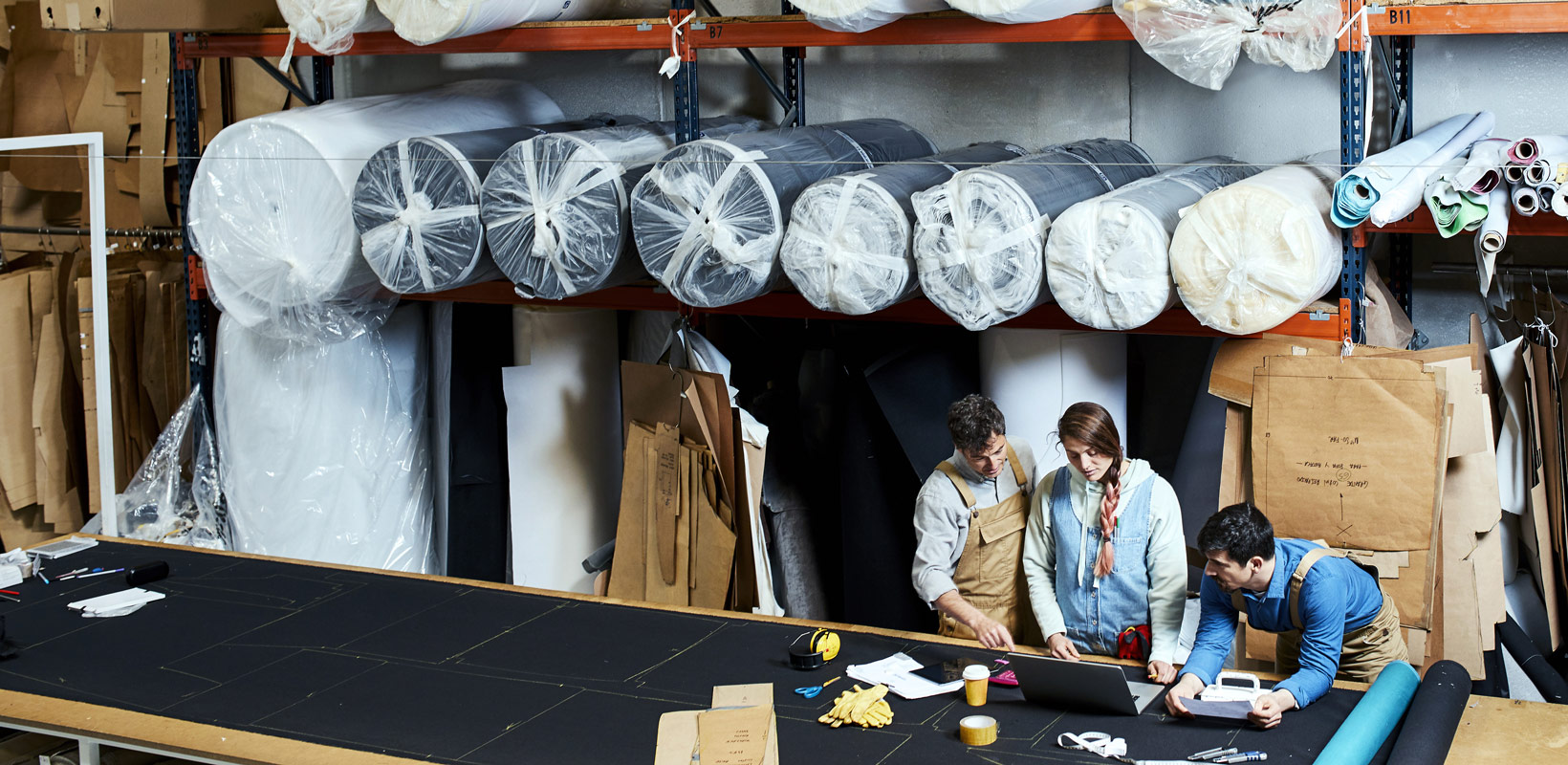 Travail d'équipe dans un atelier de fabrication.
