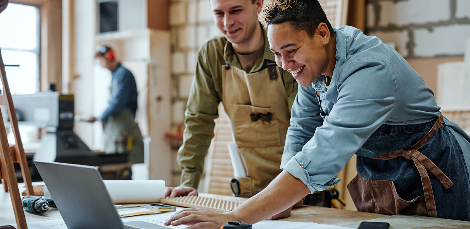 Entrepreneurs collaborant dans un atelier.