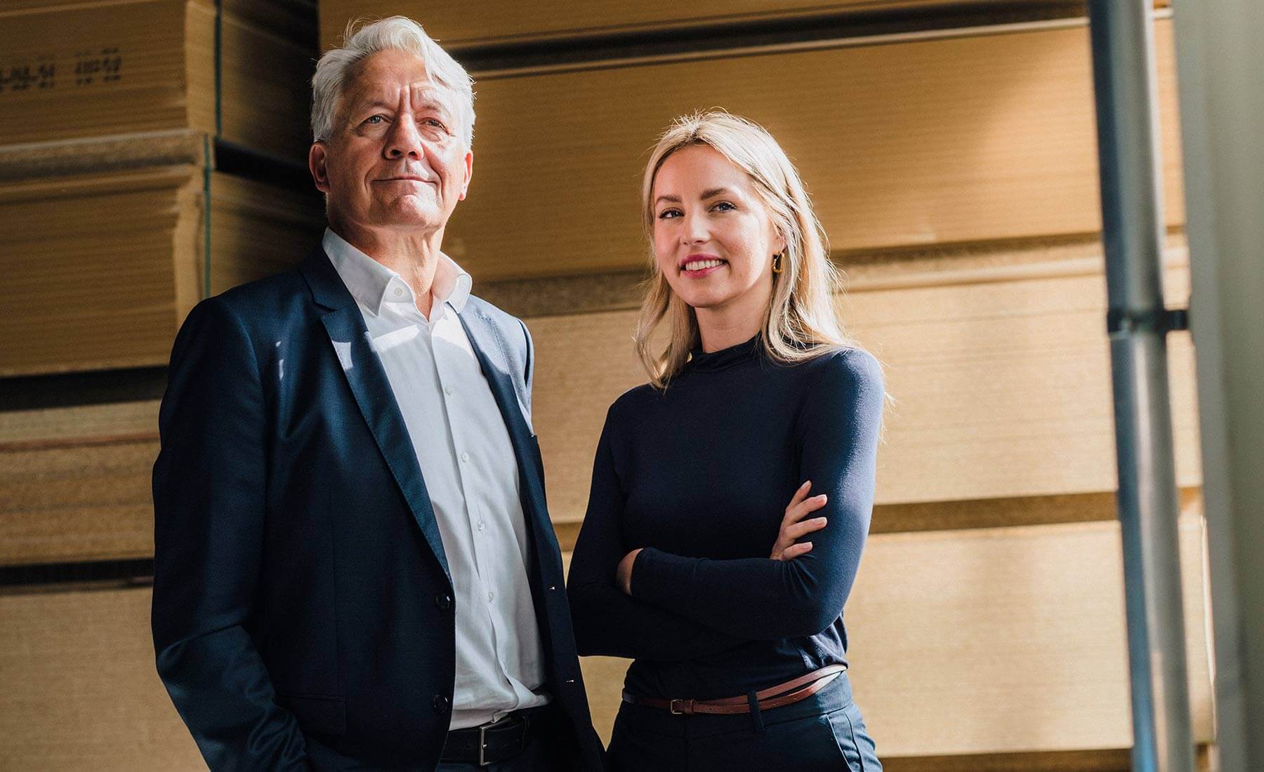 Un home et une femme entrepreneurs posent pour la caméra