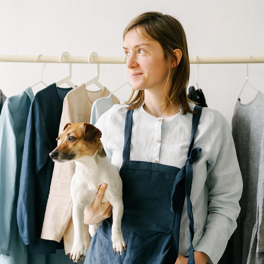 Jeune femme avec un chien dans ses bras