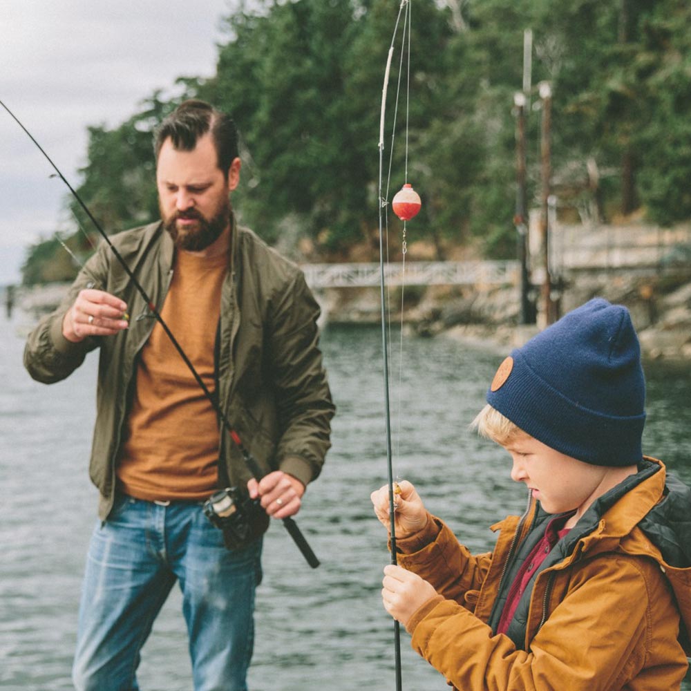 Un père et son fils à la pêche sur le quai