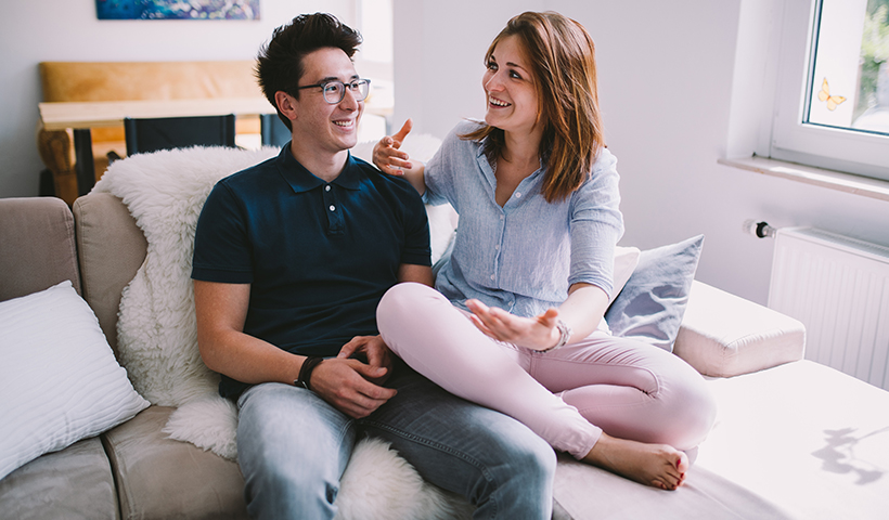 Jeune couple à la maison