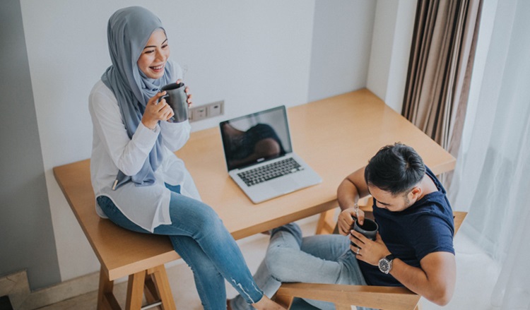 Couple qui boit un café tout en discutant de finances personnelles.