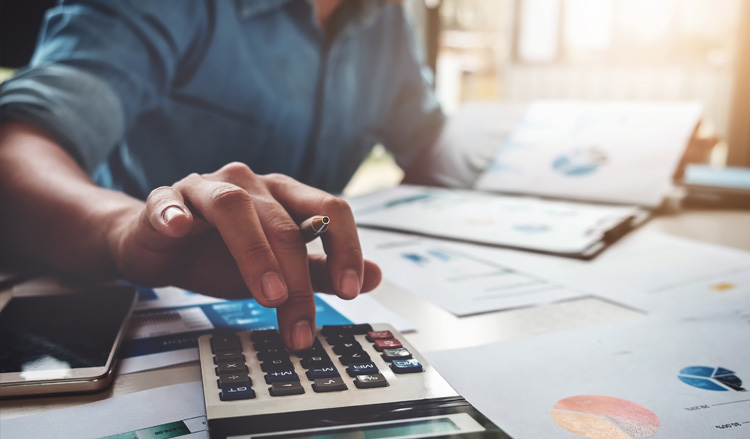 La main d'une personne qui utilise une calculatrice
