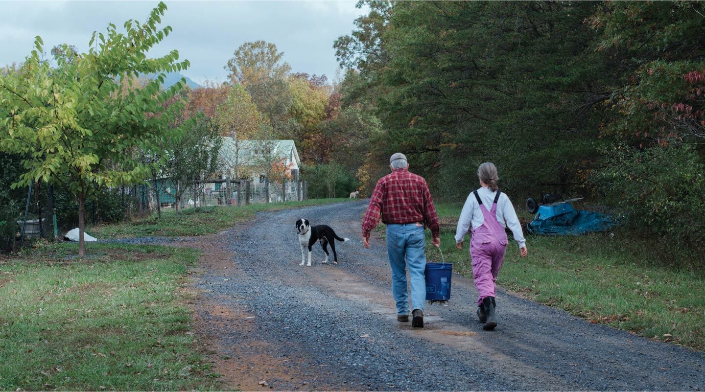 Un couple de fermiers marche sur une route