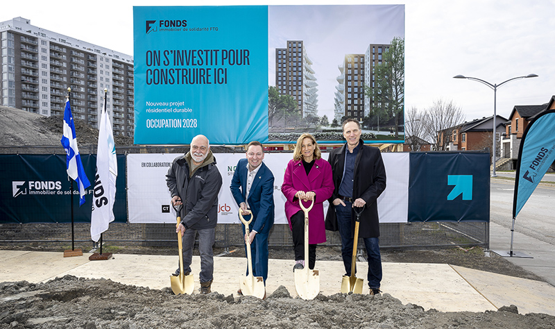 Serge Cormier, Mathieu Traversy, Janie C. Béïque, et Martin Raymond donnent la pelletée de terre officielle qui lance officiellement le chantier.
