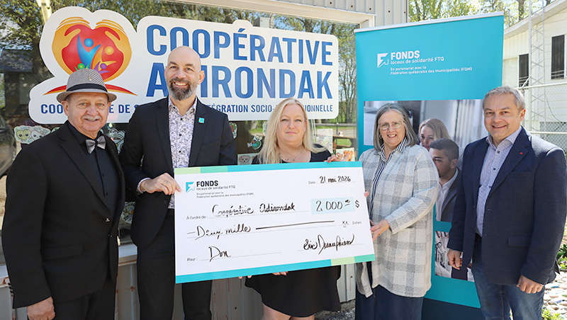 Yvon Deshaies (préfet suppléant de la MRC de Maskinongé et maire de la Ville de Louiseville), Éric Desaulniers (Fonds locaux de solidarité FTQ), Annie Vaillancourt (Coopérative Adirondak), Johanne Giguère (Coopérative Adirondak) et Serge Berthiaume (Service de développement économique et du territoire de la MRC de Maskinongé)
