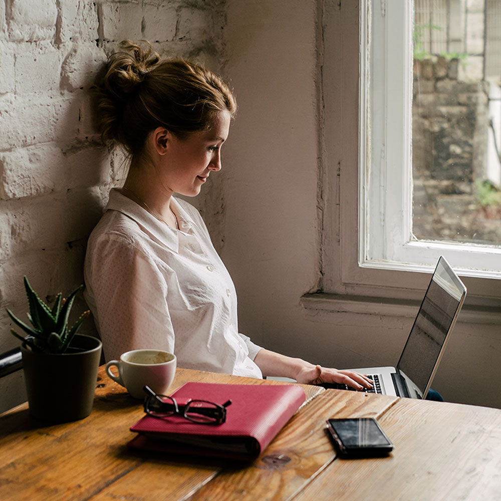 Jeune femme travail avec un ordinateur portable