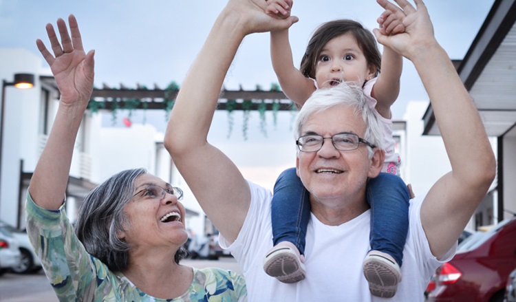Grands-parents profitant de la retraite.