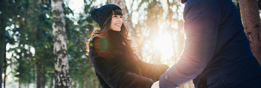 Couple dans une forêt enneigée