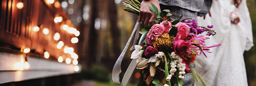 Nouveaux mariés et leur bouquet de fleurs