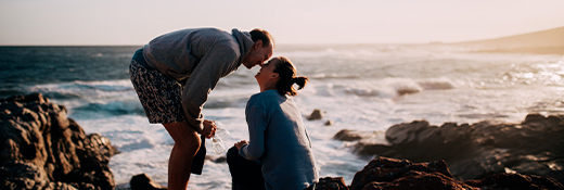 Heureux couple dans la quarantaine s'embrassant