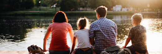 Famille recomposée profitant du soleil